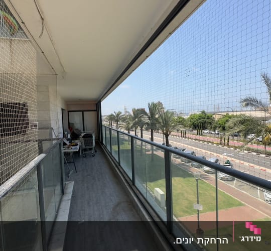 רשת על מרפסת למניעת כניסת יונים